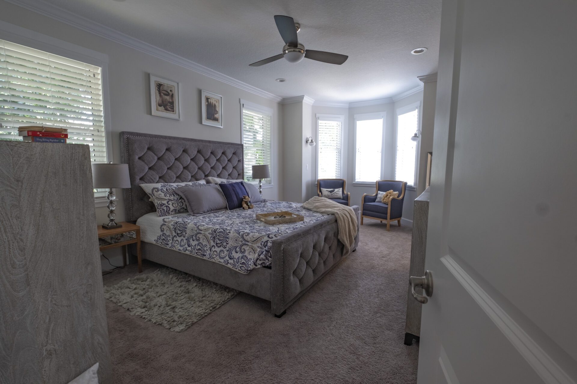 A bed room 